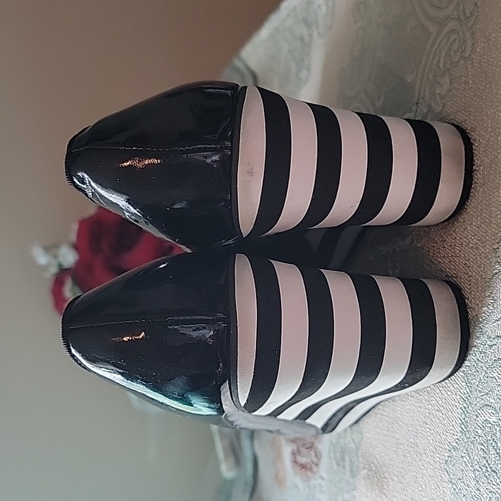 American Eagle Black Patent Peep Toe Platform Stripe Wedge. Size 8 - Picture 3 of 5